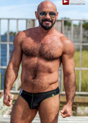 Hugh Hunter and Gio Forte fuck on fire island