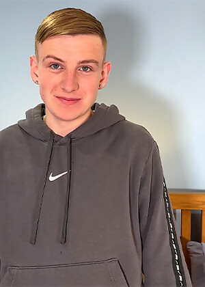 Straight Young Footballer Wanks his Thick Cock & Squirts a Huge Load of Cum over his Shoulder!