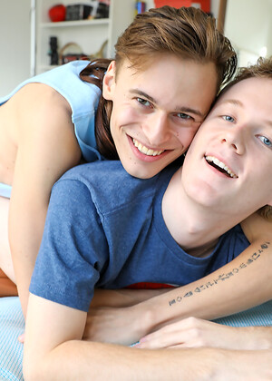 Twink mates Jamie and Benny hooking