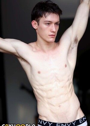 18 Y/O Ballet Dancer Kingsley Kross Gives Himself A Massive Facial!