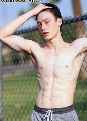 18 Y/O Ballet Dancer Kingsley Kross Gives Himself A Massive Facial!