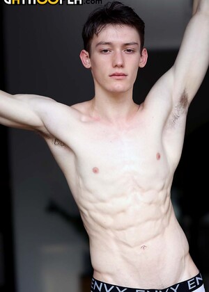 18 Y/O Ballet Dancer Kingsley Kross Gives Himself A Massive Facial!