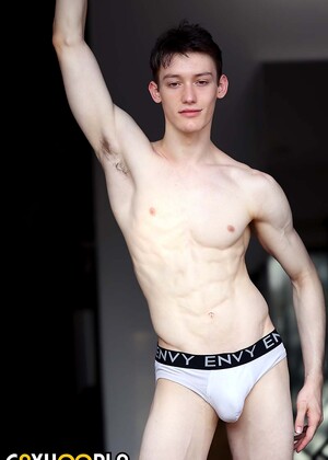 18 Y/O Ballet Dancer Kingsley Kross Gives Himself A Massive Facial!