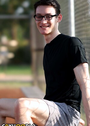 18 Y/O Ballet Dancer Kingsley Kross Gives Himself A Massive Facial!