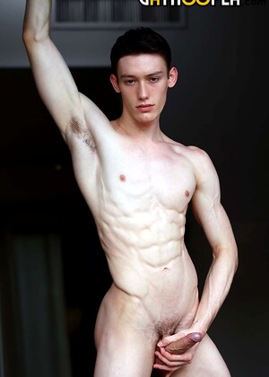 18 Y/O Ballet Dancer Kingsley Kross Gives Himself A Massive Facial!