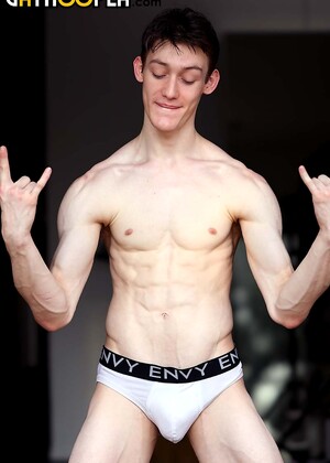 18 Y/O Ballet Dancer Kingsley Kross Gives Himself A Massive Facial!