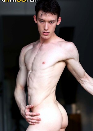 18 Y/O Ballet Dancer Kingsley Kross Gives Himself A Massive Facial!