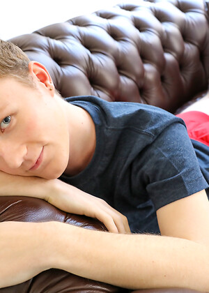 Aussie twink Benny Fox joins us