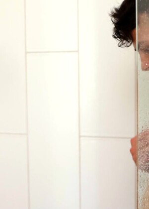 Franco Styles Cleans His Cum Off In a Steamy Shower