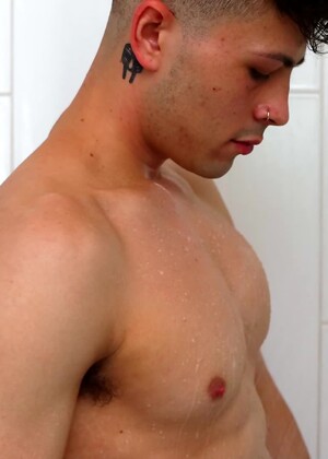 Franco Styles Cleans His Cum Off In a Steamy Shower