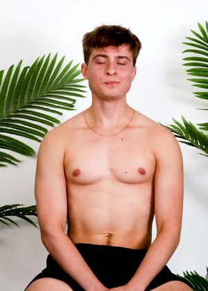 Pretty Boy Lucas Walker Is A Virgin?!