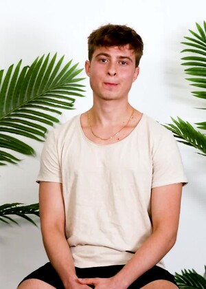 Pretty Boy Lucas Walker Is A Virgin?!