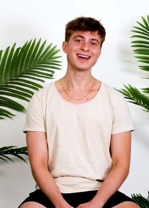 Pretty Boy Lucas Walker Is A Virgin?!