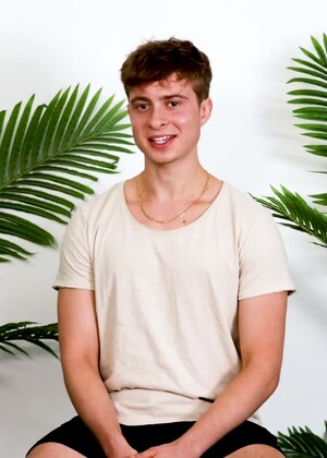 Pretty Boy Lucas Walker Is A Virgin?!