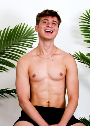 Pretty Boy Lucas Walker Is A Virgin?!