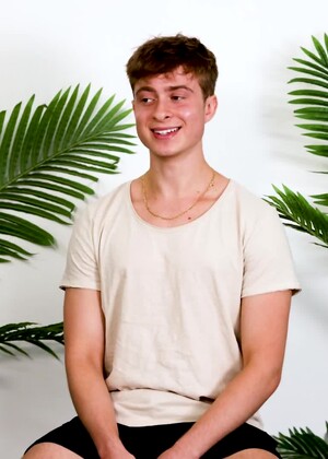 Pretty Boy Lucas Walker Is A Virgin?!