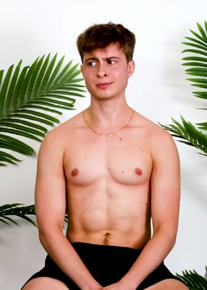 Pretty Boy Lucas Walker Is A Virgin?!