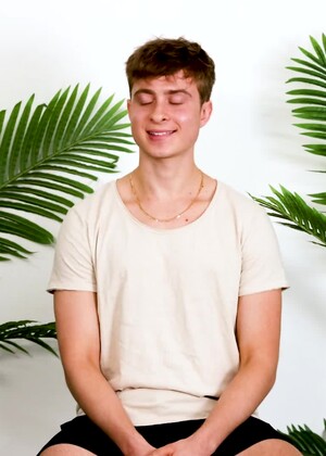 Pretty Boy Lucas Walker Is A Virgin?!