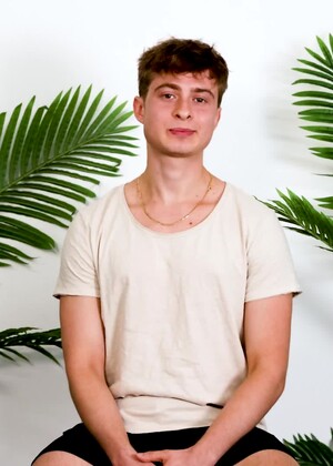 Pretty Boy Lucas Walker Is A Virgin?!