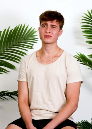 Pretty Boy Lucas Walker Is A Virgin?!
