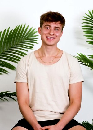Pretty Boy Lucas Walker Is A Virgin?!
