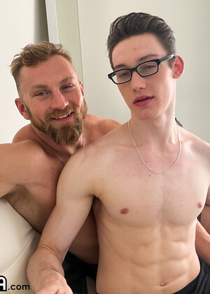 GayHoopla Veteran Bryce Beckett Shows Kingsley Kross How To FUCK