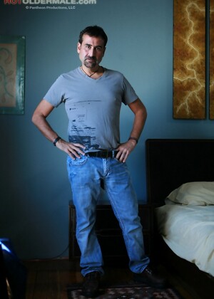 Hairy mature man Max Chase