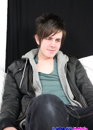 Northern Emo boy Zackary Starr shows of his monster cock in another mind blowing solo!