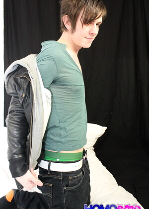 Northern Emo boy Zackary Starr shows of his monster cock in another mind blowing solo!
