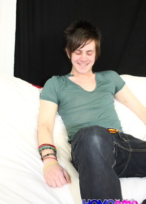 Northern Emo boy Zackary Starr shows of his monster cock in another mind blowing solo!