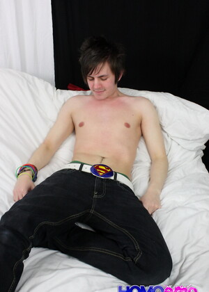 Northern Emo boy Zackary Starr shows of his monster cock in another mind blowing solo!