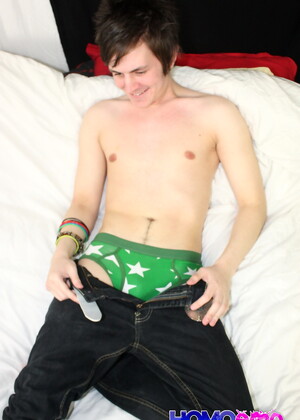 Northern Emo boy Zackary Starr shows of his monster cock in another mind blowing solo!