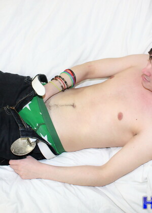 Northern Emo boy Zackary Starr shows of his monster cock in another mind blowing solo!