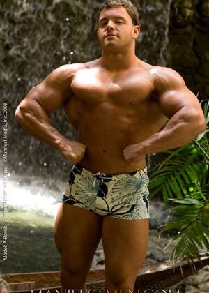 Bomb shows muscled body