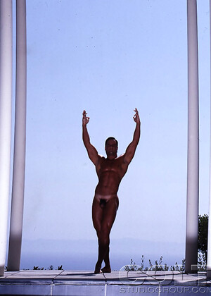 Horny hunk Leon Simms