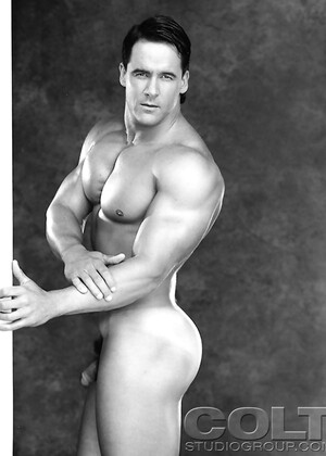 Horny hunk Leon Simms