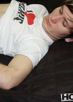 Jaymie Brooks blows his load allover himself