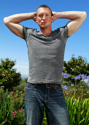 Muscle american stud Leo Winston