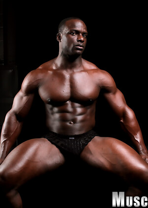 Ebony bodybuilder Gilberto Nestore