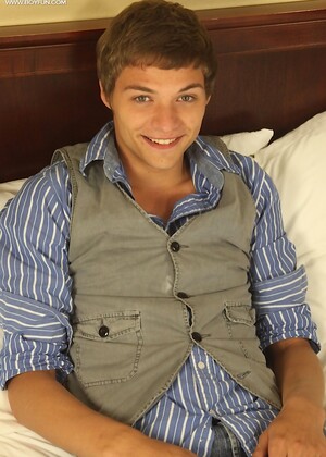 Gorgeous Blake Allen busts his nut onto his stomach.