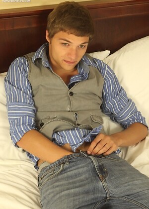 Gorgeous Blake Allen busts his nut onto his stomach.