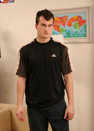 MUscle stud from europe jacking off dick