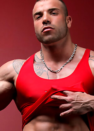 Bodybuilder Max Hilton shows his cock
