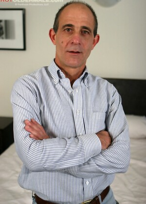 Mature man Giovanni jerking off dick