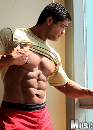 L:Atino bodybuilder Brutus Difino jackoff