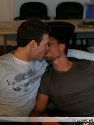Gay roommates Fox & Alex kissing, wanking & giving each other a hot blowjob