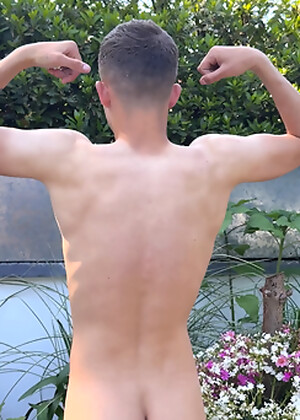 Amateur brit twink shows his sexy ass