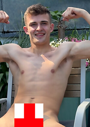 Amateur brit twink shows his sexy ass