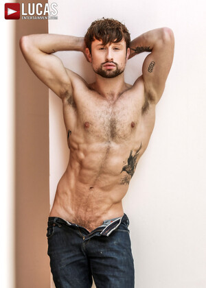 Muscle hunk Drew Dixon showing his perfect body