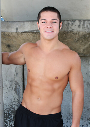 Young bodybuilder Rick jerking off dick